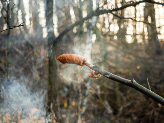 smażenie kiełbasy nad ogniskiem