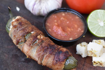 Chile relleno y salsas