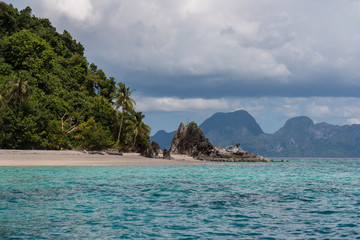 Fototapeta premium el nido beautiful landscape tropical beach with palm trees limestone rocks