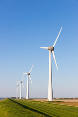 Windkraftanlagen an der K&uuml;ste vom IJsselmeer
