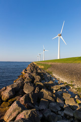 Fototapeta na wymiar Windkraftanlagen an der Küste vom IJsselmeer