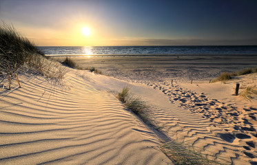 chemin sur le sable jusqu& 39 à la plage de la mer au coucher du soleil