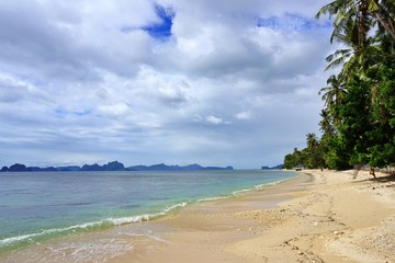 Obraz premium Empty paradise beach with turquoise sea water and golden sand in Palawan, Philippines