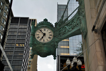 Fototapeta na wymiar Reloj antiguo en edificio 