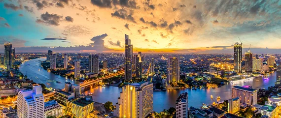 Foto auf Acrylglas Bangkok Luftaufnahme Bangkok City Skyline und Wolkenkratzer auf der Sathorn Road Business und Financial in der Innenstadt von Bangkok, Panorama der Taksin-Brücke über den Chao Phraya River, Bangkok, Thailand bei Sonnenuntergang.