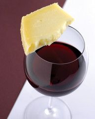 Calice di vino rosso Chianti con pecorino sardo