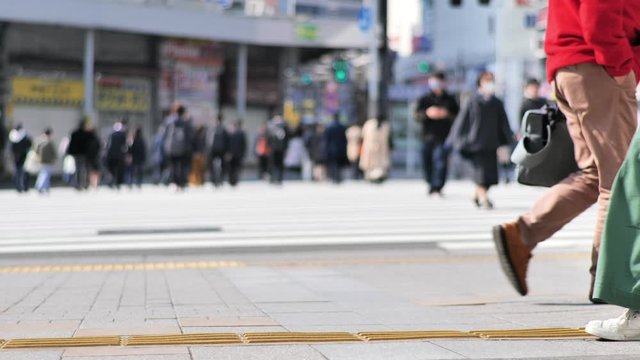 朝出勤すに日本人ビジネスマン
