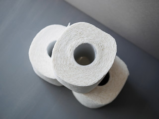 Weiße Klopapierrollen auf einem grauen Tisch, Draufsicht, Hamsterkäufe