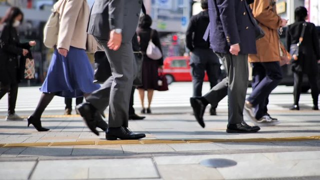 朝出勤すに日本人ビジネスマン