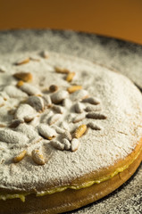 Torta della nonna, crema pasticcera e pinoli