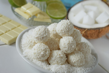 Boules croquantes au chocolat blanc, noix coco et citron vert.