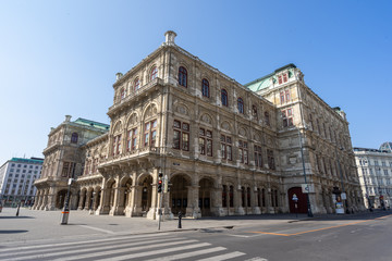 Fototapeta na wymiar Vienna operahouse in Spring