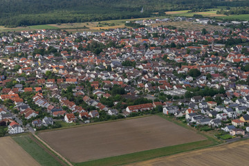 Fototapeta na wymiar Luftbild: Stadt-Landschaft an der hessischen Bergstrasse