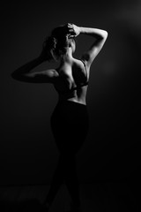 Obraz premium the girl stands with her back and holds her head