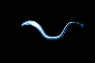 Light Painting abstrakte Kurven und Kreise vor schwarzen Hintergrund