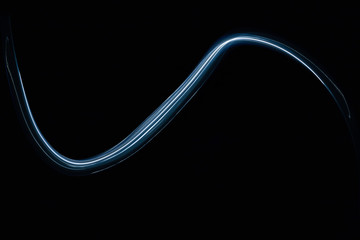 Light Painting abstrakte Kurven und Kreise vor schwarzen Hintergrund