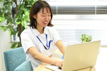 PCと医療従事者の女性