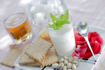 Soufflé glacé au lait concentré et aux pistaches