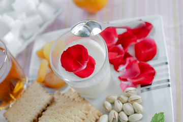 Soufflé glacé au lait concentré et aux pistaches