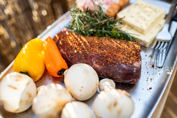 Grillzeit auf dem Balkon. Grillfleisch und Grillgemüse.