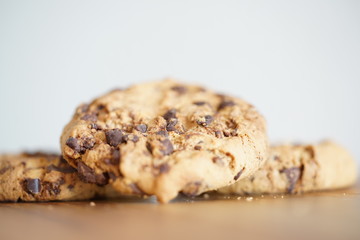 Kekse mit Schokoladenstückchen auf einem Küchenbrett