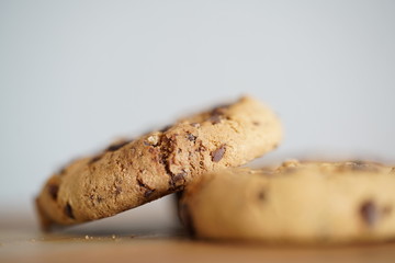 Kekse mit Schokoladenstückchen auf einem Küchenbrett