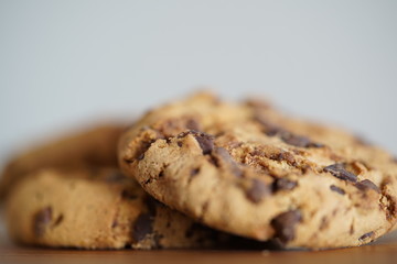 Kekse mit Schokoladenstückchen auf einem Küchenbrett