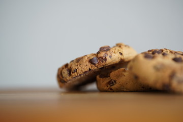 Kekse mit Schokoladenstückchen auf einem Küchenbrett