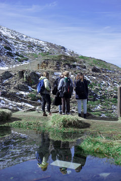 Cuatro chicos en monta&ntilde;a con nieve