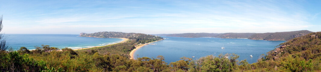 Fototapeta na wymiar A panoramic view of the scenic landscape of the Palm beach in Sydney, Australia