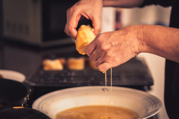 persona preparando torrijas caseras en casa