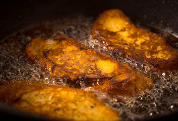 Torrijas fritas caseras para semana santa con pan, leche huevo azucar y canela, dulce casero