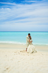 Fototapeta na wymiar wedding couple on the beach in Maldives