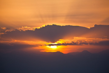 Naklejka premium fascinating cloudscape sunset with rays