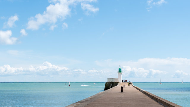Jet&eacute;e et phare des Sables d'Olonne en Vend&eacute;e