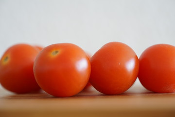 Tomaten auf einem Küchenbrett