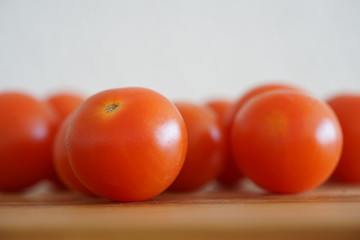 Tomaten auf einem Küchenbrett