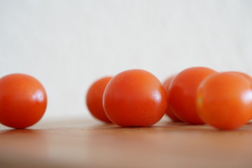 Tomaten auf einem Küchenbrett