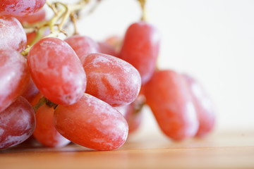 rote Weintrauben-Nahaufnahme und auf einem Küchenbrett