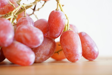 rote Weintrauben-Nahaufnahme und auf einem Küchenbrett