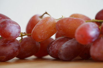 rote Weintrauben-Nahaufnahme und auf einem Küchenbrett