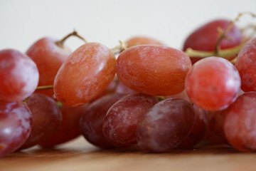 rote Weintrauben-Nahaufnahme und auf einem Küchenbrett