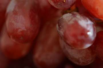 rote Weintrauben-Nahaufnahme und auf einem K&uuml;chenbrett