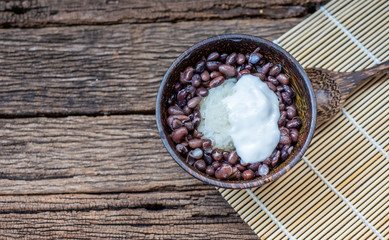 Obraz na płótnie Canvas Homemade Sticky rice and black bean with coconut milk, Thai dessert.