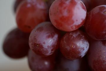 rote Weintrauben-Nahaufnahme und auf einem Küchenbrett