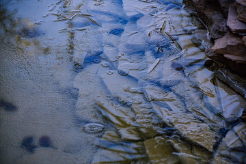 Hielo y escarcha sobre arroyo