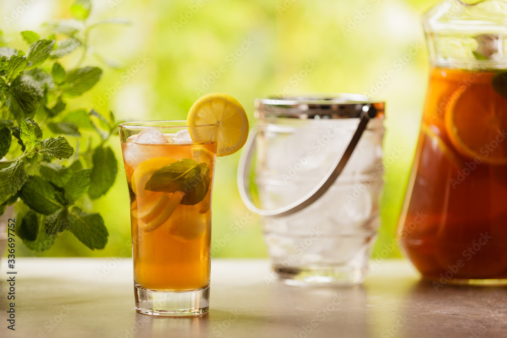 Wall mural Iced tea with lemon and ice cubes