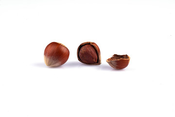 Closed and cracked hazelnuts