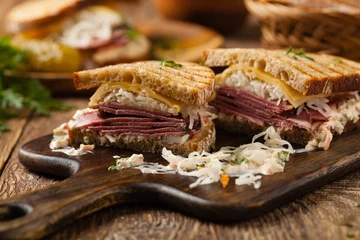 Photo sur Plexiglas Snack Ruben sandwich. New York sandwich with pastrami, sauce 1000 islands and sauerkraut.