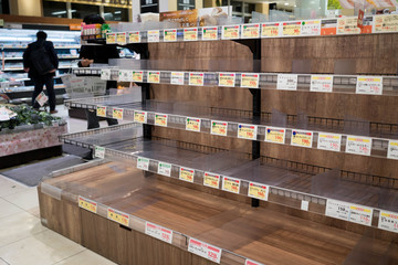 コロナウイルスのパニックにより買い占められたスーパーの棚